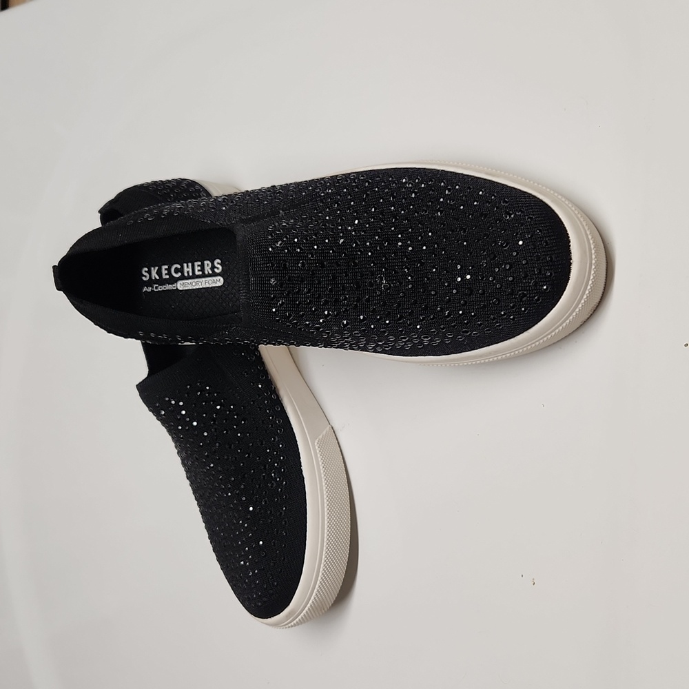 SKECHERS SLIP ON SNEAKER